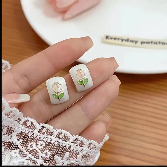 🌷Elegant GoldTone White Ivory Swirl Tulip Painted Earrings - Picture 2 of 16